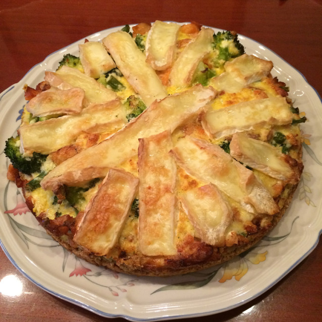 Hartige taart sperziebonen broccoli zalm en brie