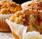 Hartige muffins met kaas en gedroogde tomaat