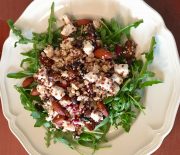 Quinoa Bulgur lunchsalade met amandelen dadel en feta