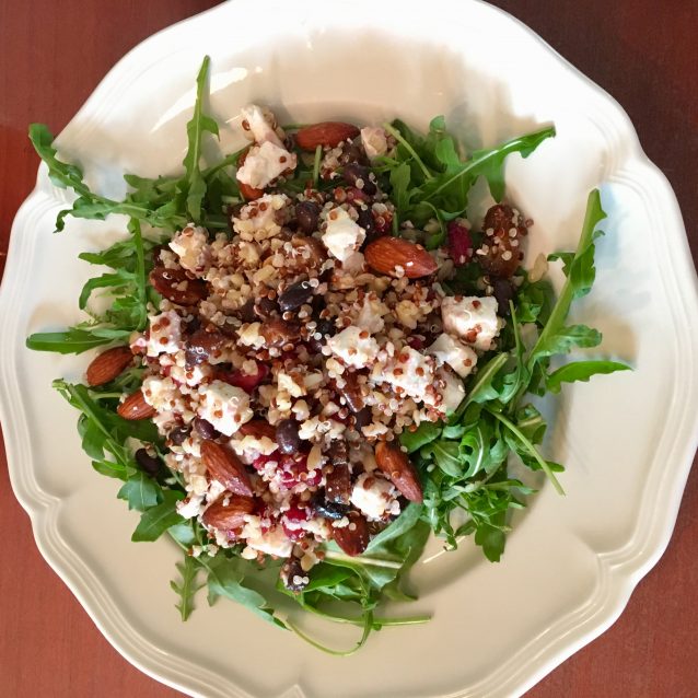 Quinoa Bulgur lunchsalade met amandelen dadel en feta